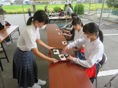 ４